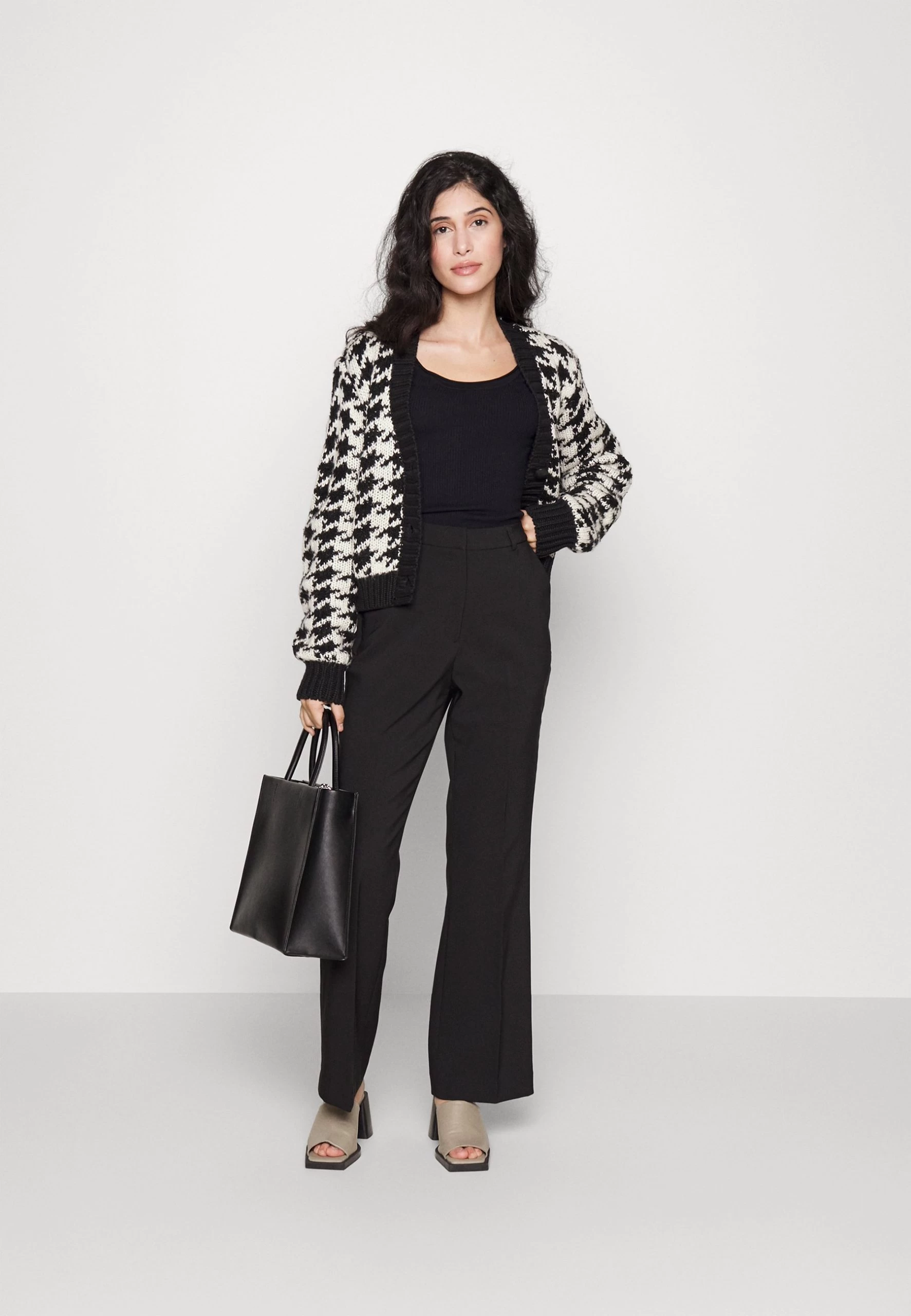 Button Detail - Jersey De Punto - Black 2 Button Detail - Jersey De Punto - Black - Imagen 2