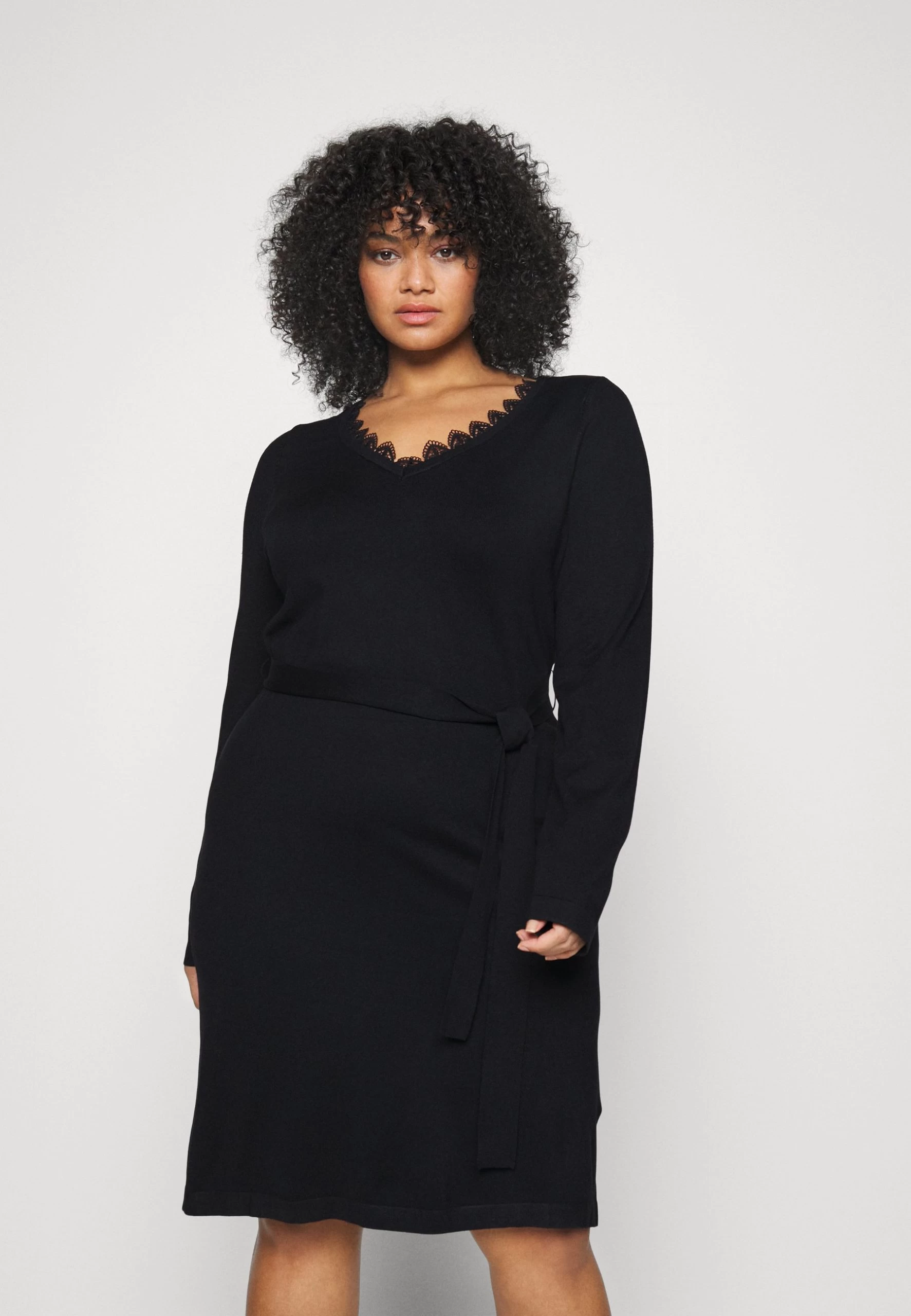 V Ausschnitt Mini Strickkleid Mit Gürtel Und Spitzeneinsatz - Vestido De Punto - Black 1 V Ausschnitt Mini Strickkleid Mit Gürtel Und Spitzeneinsatz - Vestido De Punto - Black