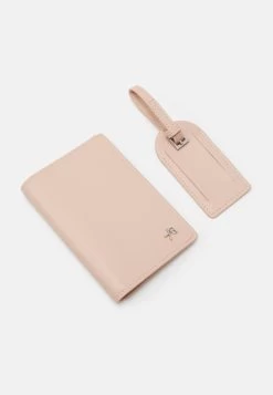 Anna Field Passport Case And Luggage Tag Set - Funda Para Pasaporte - Pink -Anna Field Almacenar 2d656b111eb249749211db9505f7a284