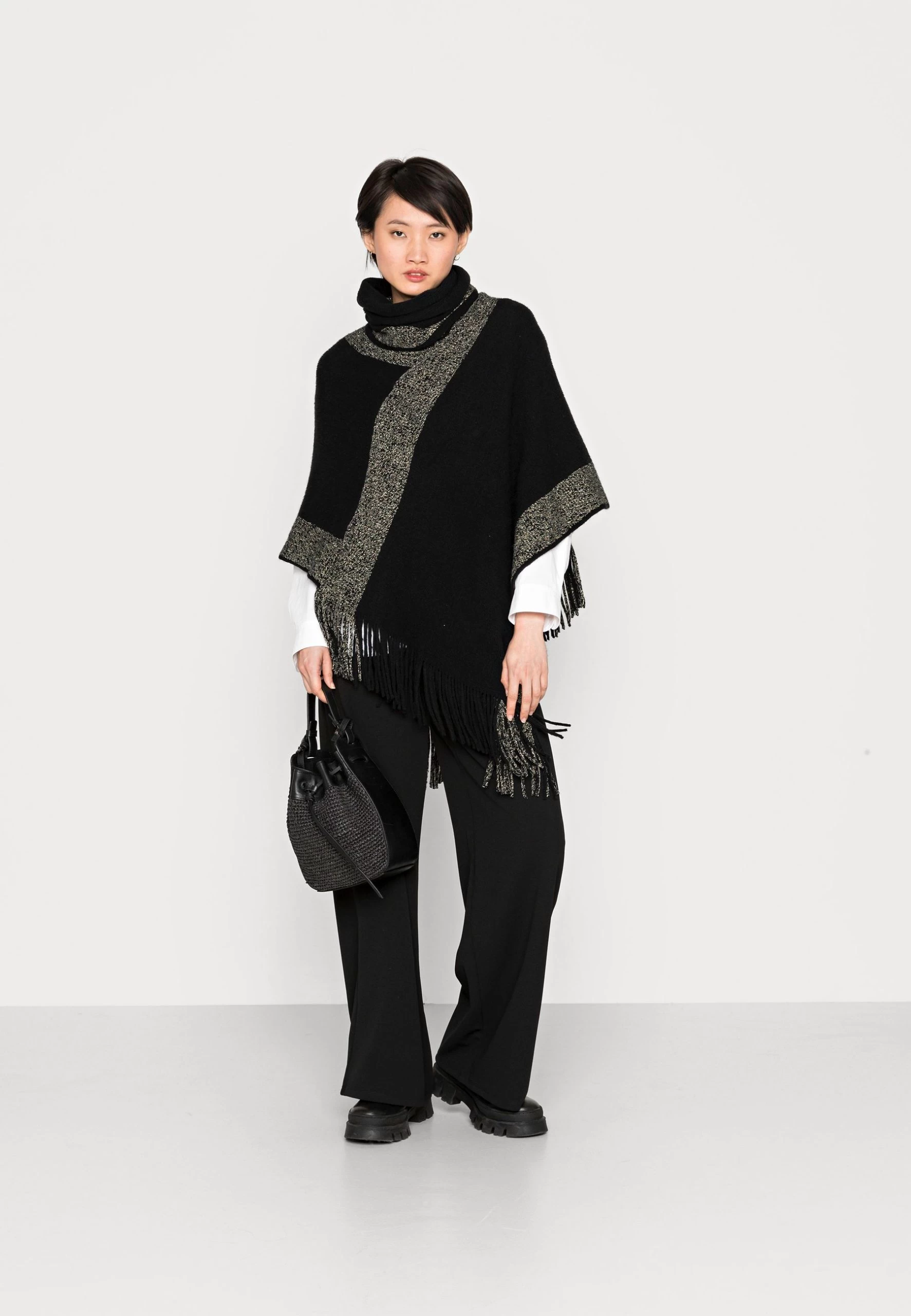Anna Field Poncho - Black / Gold 2 Anna Field Poncho - Black / Gold - Imagen 2